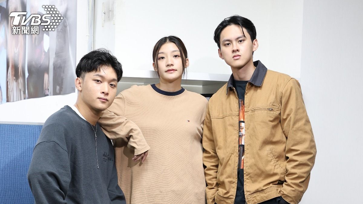 碩美(左起)、若欣和裴拓自高中畢業後開始組團,一路攜手走了5年。(圖/張哲鳴攝)