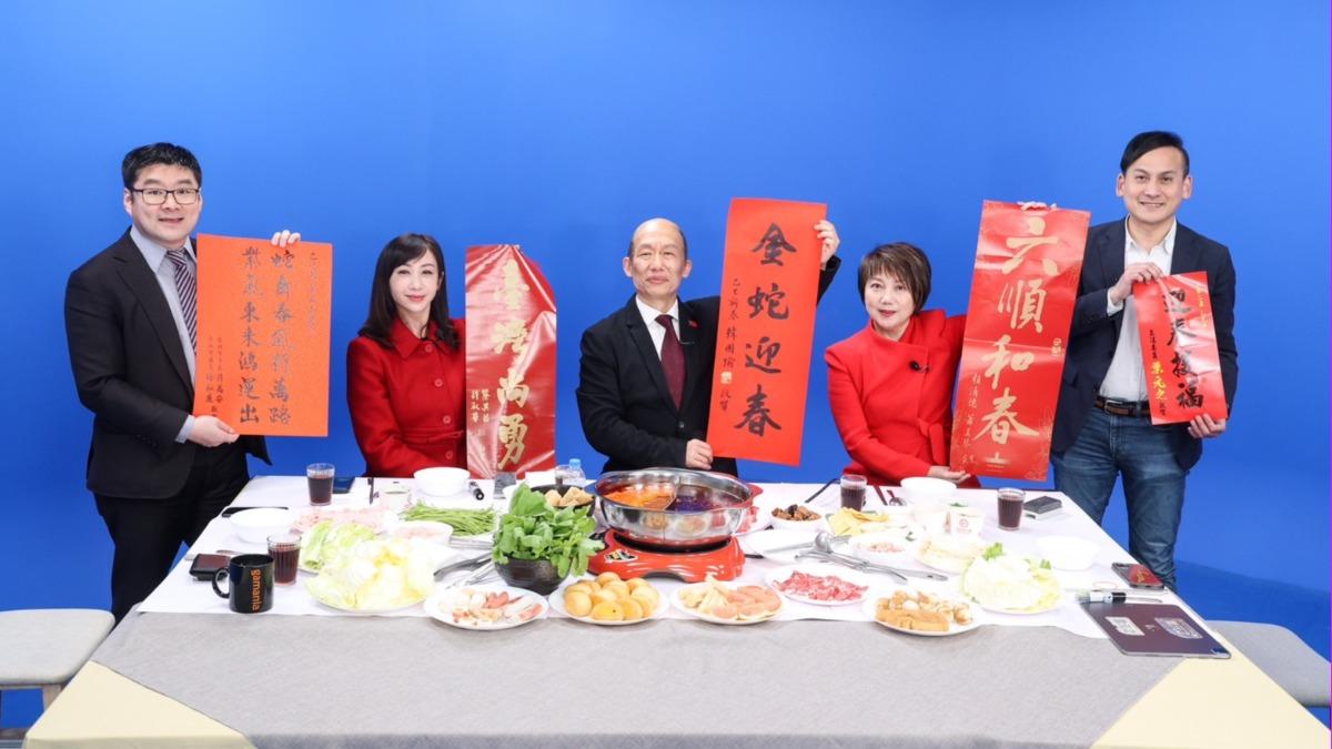 台北市議員徐弘庭(左起)、許淑華、郭子乾、立委范雲、立委葉元之吃飯聊八卦。(圖/NOWnews提供)