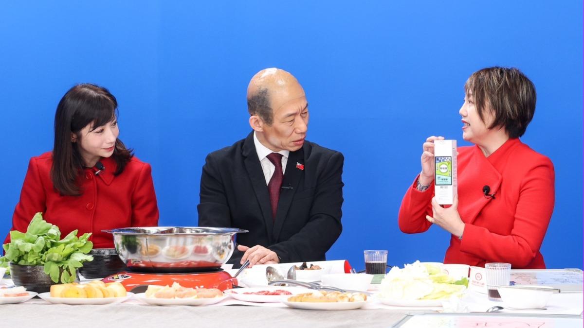 范雲(右)送郭子乾洗面乳稱能保平安。(圖/NOWnews提供)