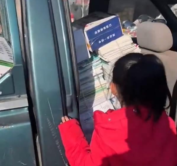 女童看到滿山滿谷的題庫傻眼。(圖/翻攝自微博)