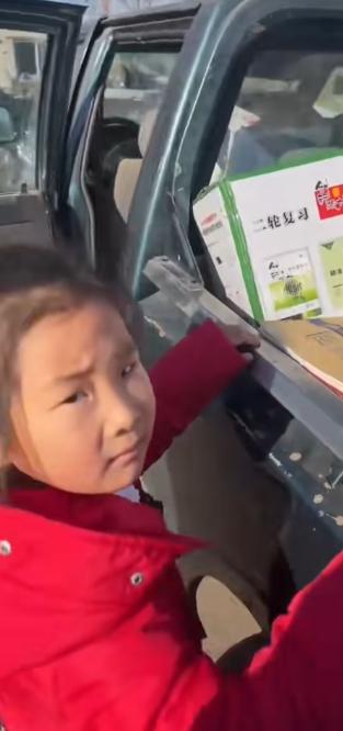 女童哀怨的看著自己的舅舅。(圖/翻攝自微博)