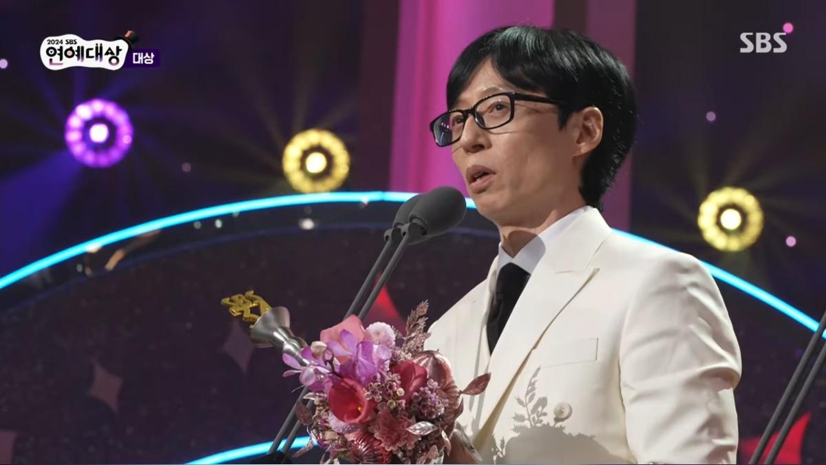 劉在錫向《Running Man》與《只要有空,》的製作團隊、成員及來賓表達感謝之意。(圖/翻攝自SBS Entertainment YT)