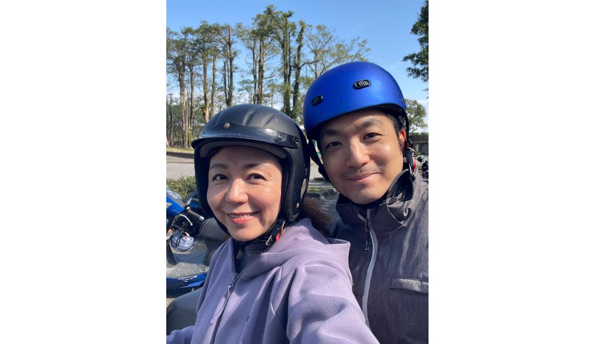 初二回娘家!蔣萬安陪太太回宜蘭 夫妻騎摩托車曬照放閃