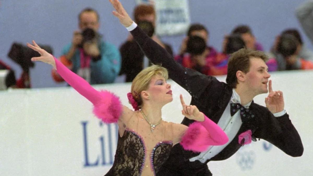 1994年世界花式滑冰錦標賽雙人滑冰冠軍希什科娃（Evgenia Shishkova）、納烏莫夫（Vadim Naumov）。（圖／翻攝自 俄新社）
