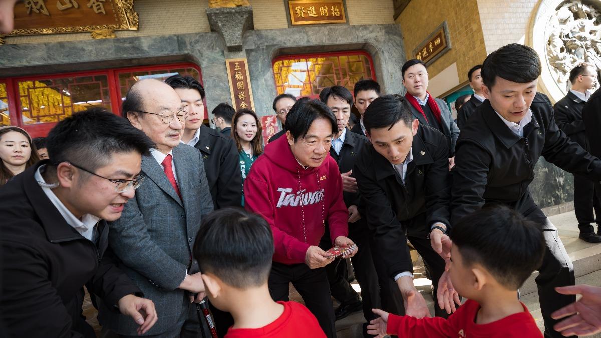 罷免不同調?柯建銘今陪賴清德新竹拜廟發福袋 不提這事