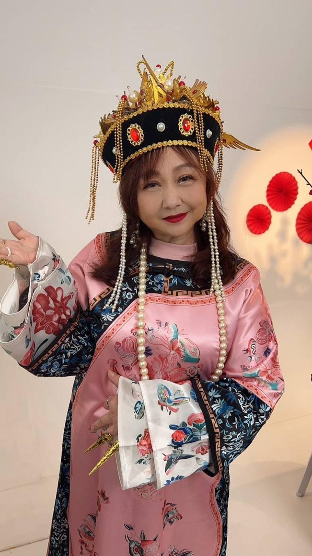 鄭怡日前在好友的生日趴扮成太后,過完年後將替廣澤宮扮仙遊行。(圖/星光娛樂提供)