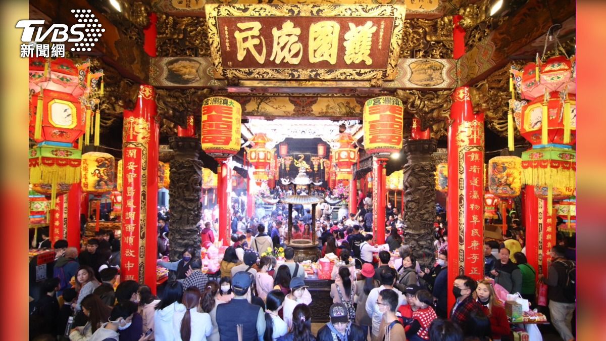 大甲鎮瀾宮湧現大批參拜人潮。（圖／TVBS）