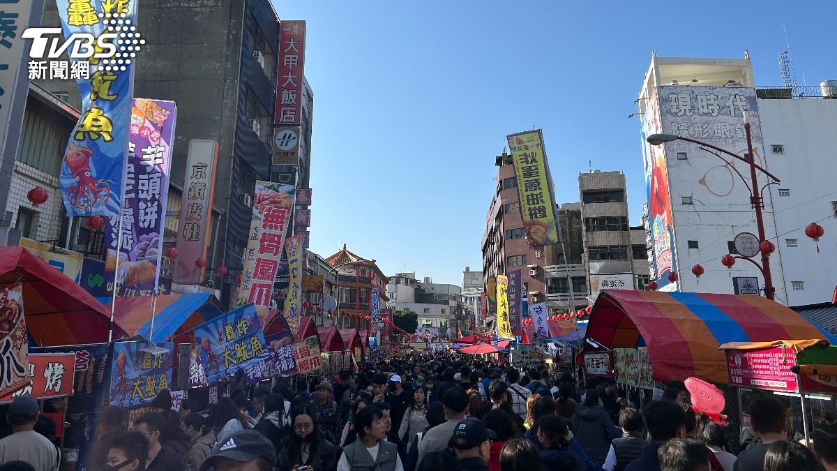 大甲鎮瀾宮街道人潮湧現。(圖/TVBS)