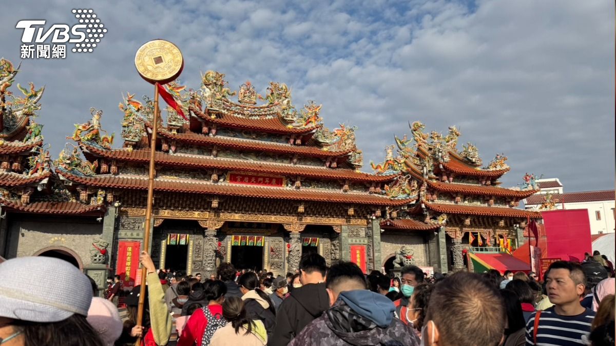 北汕尾媽祖宮鹿耳門天后宮 ,信徒走春排隊拿通寶。(圖/林雅婷攝)