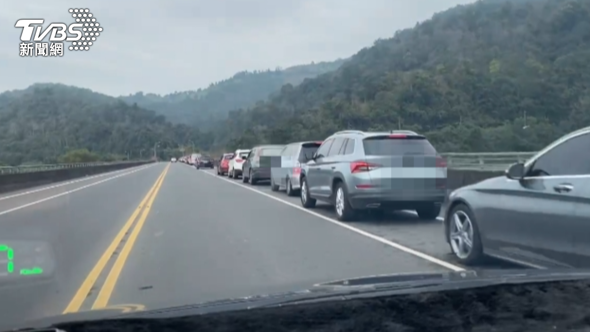 排隊進清水地熱的車潮湧現。(圖/TVBS)