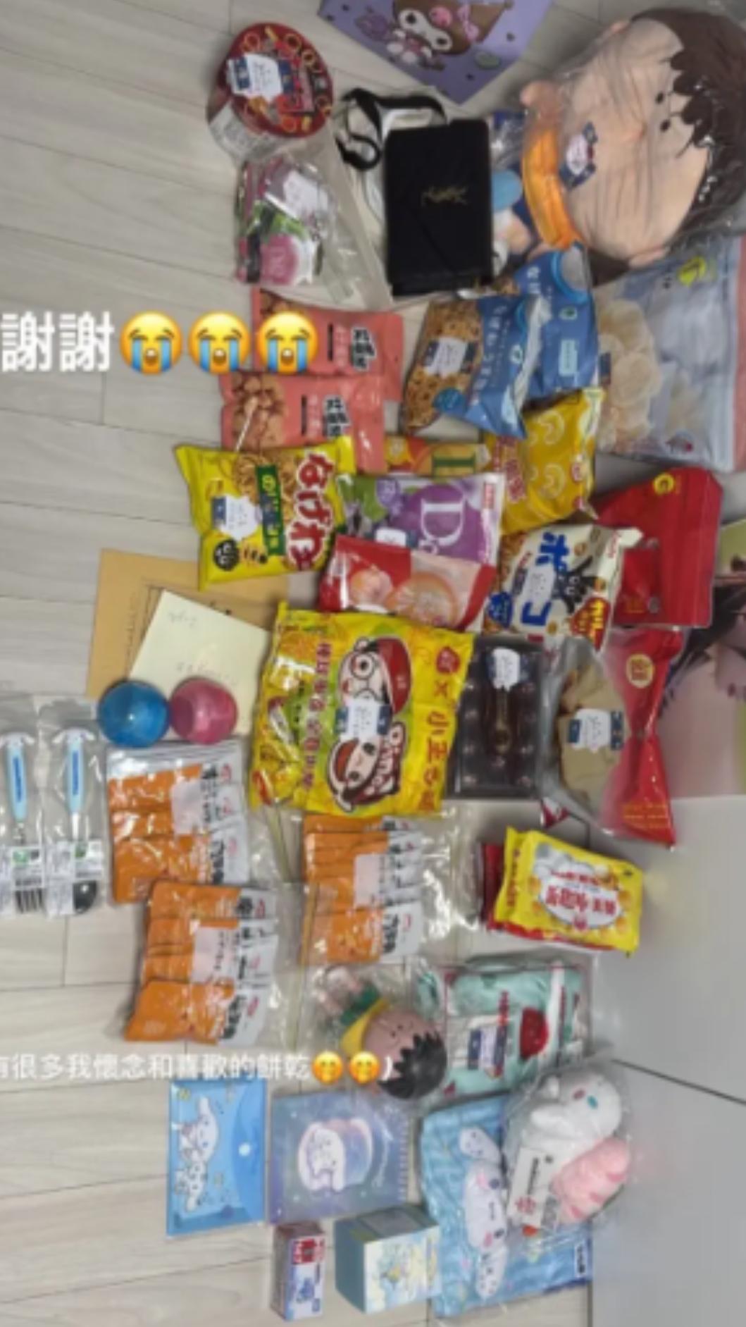 李晧禎收到很多各國粉絲送的禮物。(圖/翻攝自leehozeong IG)