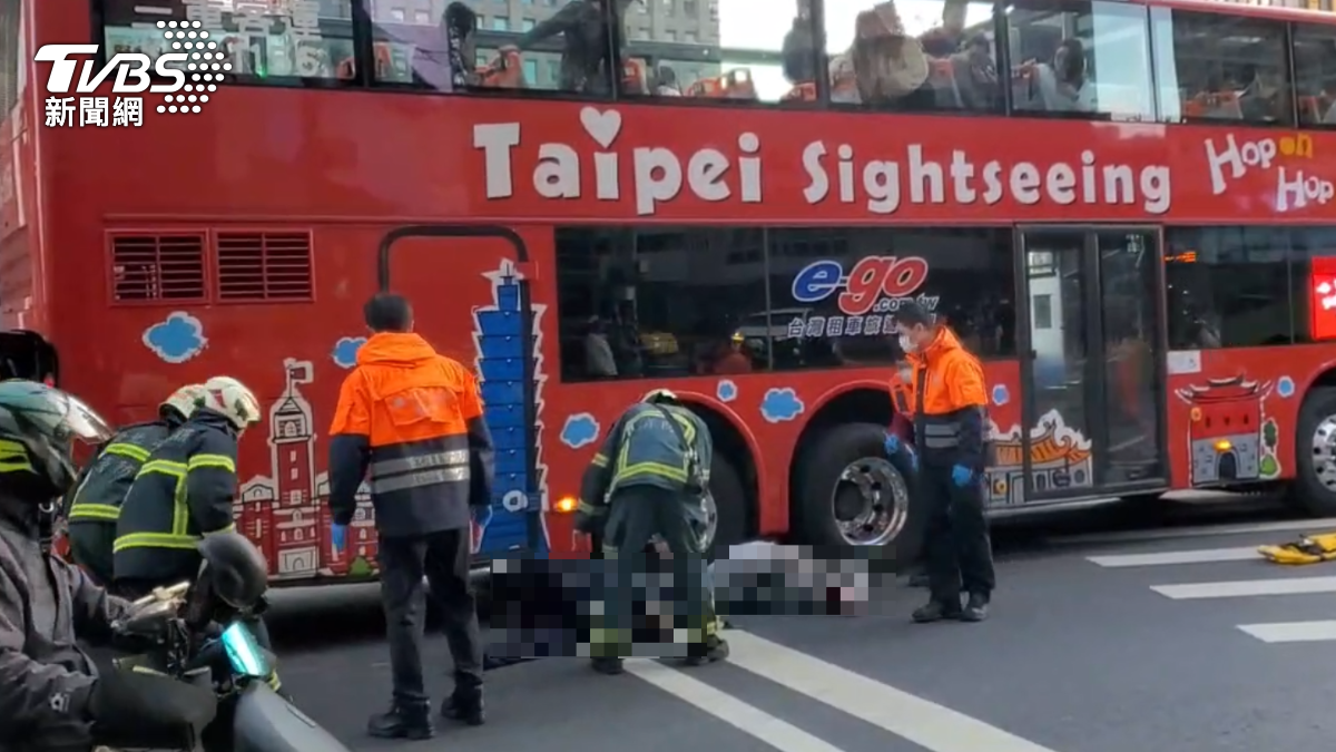北市雙層觀光巴士信義區撞上雙載機車 女乘客左腳被壓到粉碎性骨折