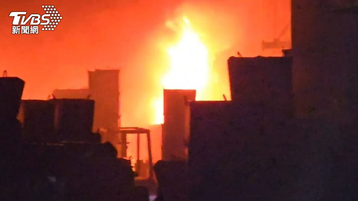 高雄小港工廠初二夜「火舌猛竄」　消防急派39車74人灌救