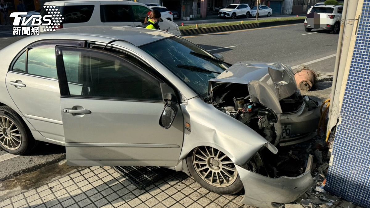 有片/初二死亡憾事!愛女開車拜拜失控撞民宅 媽重傷天人永隔