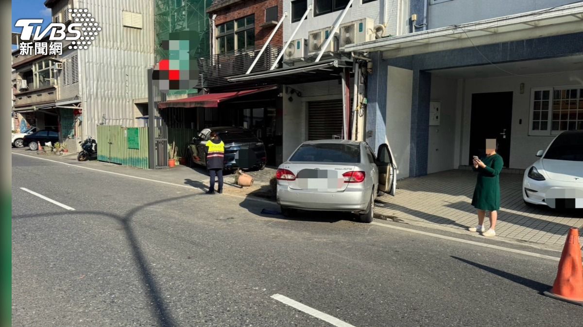 不僅車頭毀損,吳女跟父親輕傷,更造成坐在左後方的媽媽沒有呼吸心跳。(圖/TVBS)