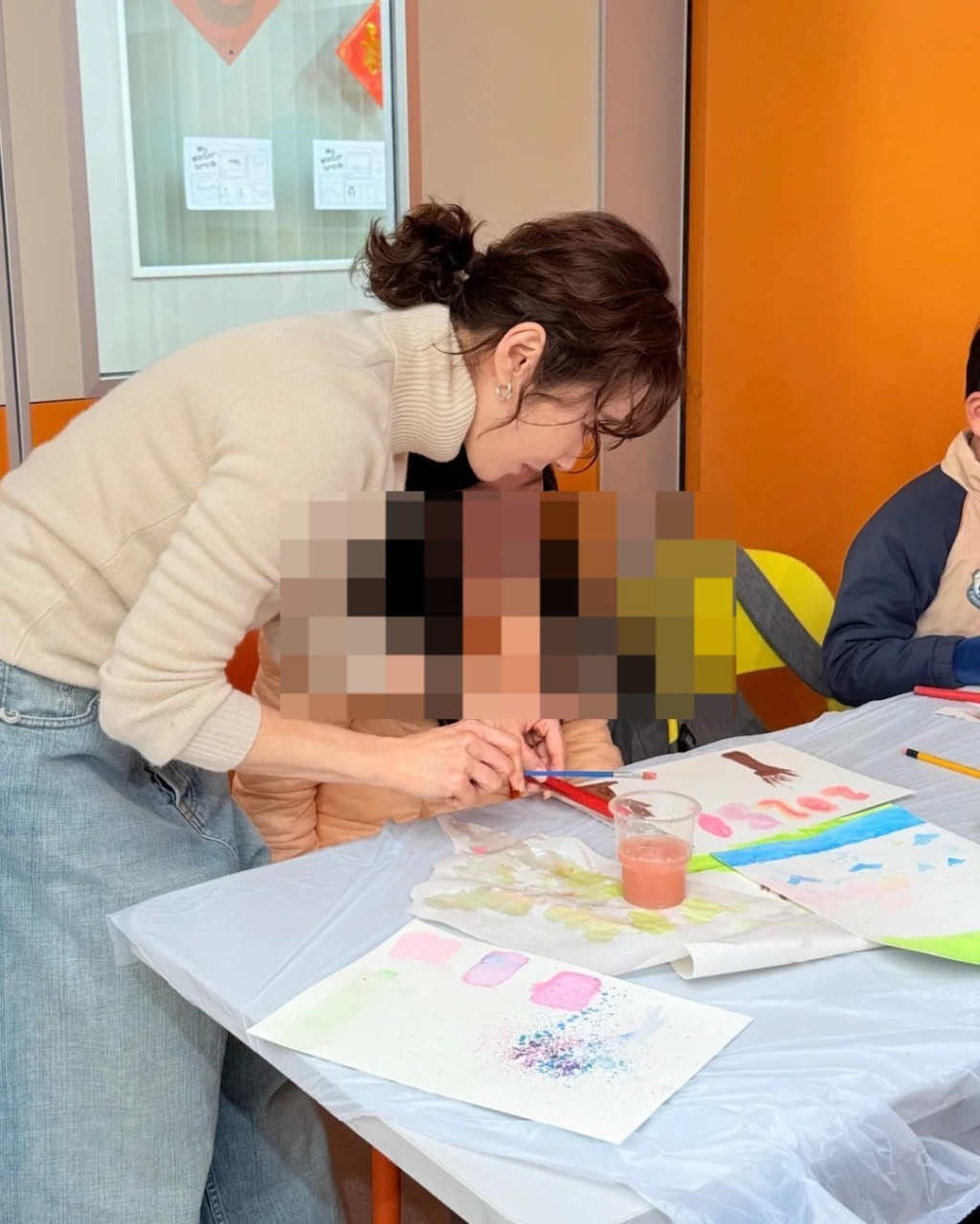 黎姿手把手教導小朋友畫畫。(圖/翻攝自黎姿小紅書)