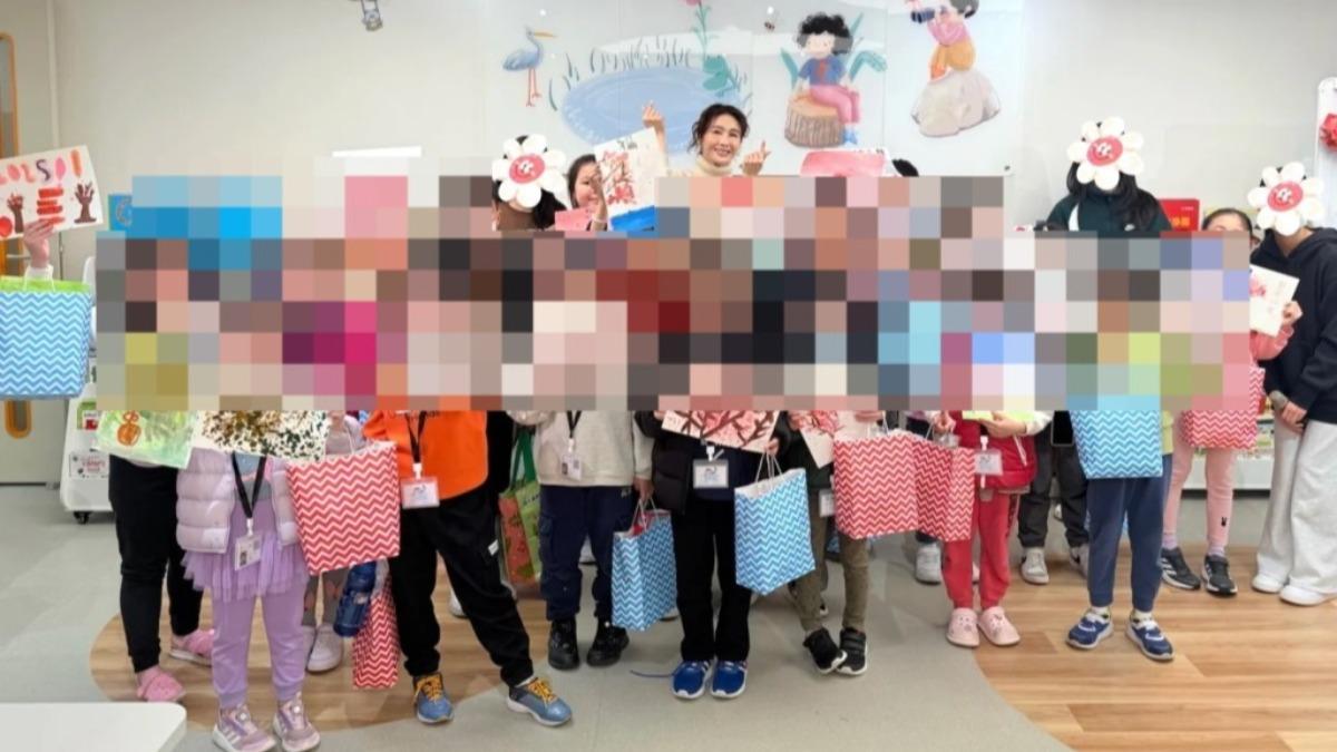 黎姿除夕攜女兒到成長希望基金會,一起教小朋友畫畫。(圖/翻攝自黎姿小紅書)
