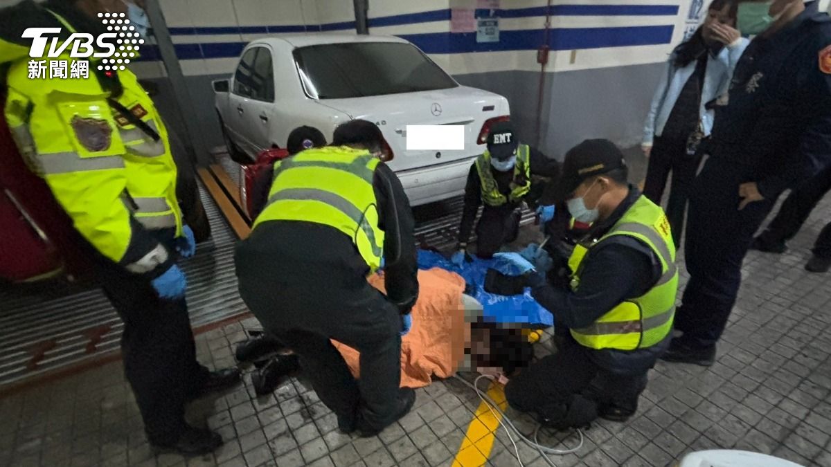 台中火辣小姐姐倒臥停車場「衣衫不整」 靠近一聞竟爛醉