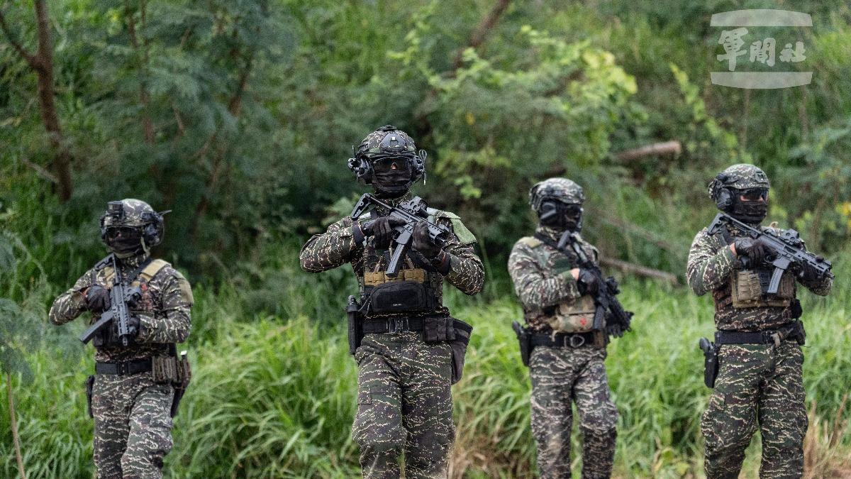 每一位特勤隊員都要熟悉建置武器的操作及運用。(圖/軍聞社提供)