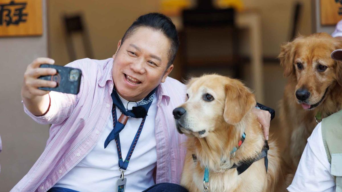 卜學亮搭著黃金獵犬合照。(圖/好看娛樂提供)