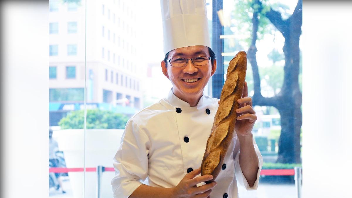 吳寶春麵包店傳出有顧客購買草莓麵包竟吃到塑膠異物。（圖／翻攝臉書＠吳寶春麥方店）