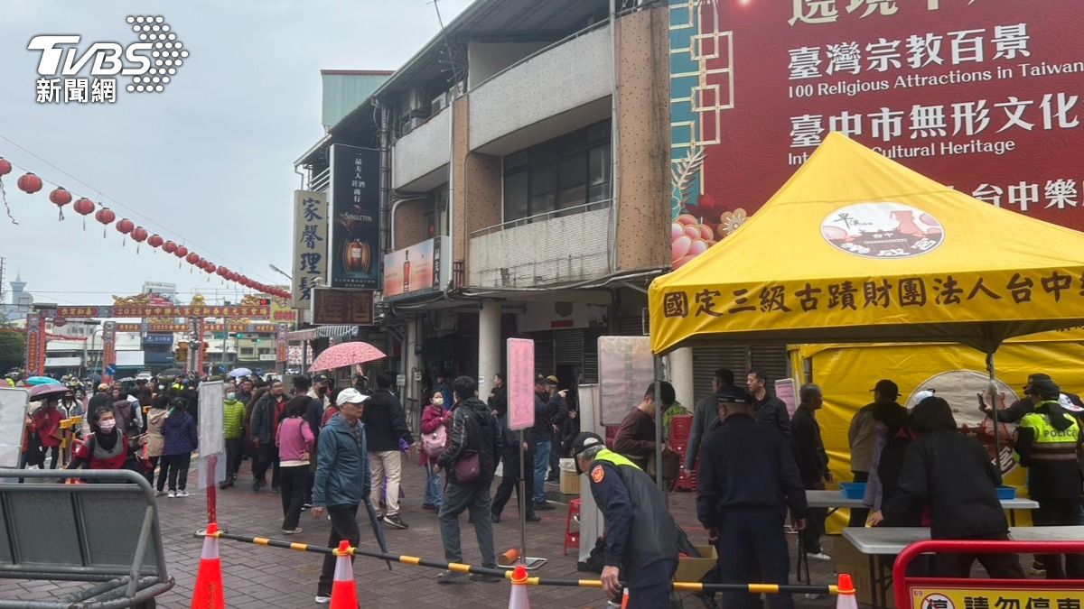 大批信眾、支持者淋雨也要排隊領福袋。(圖/林冠丞攝)