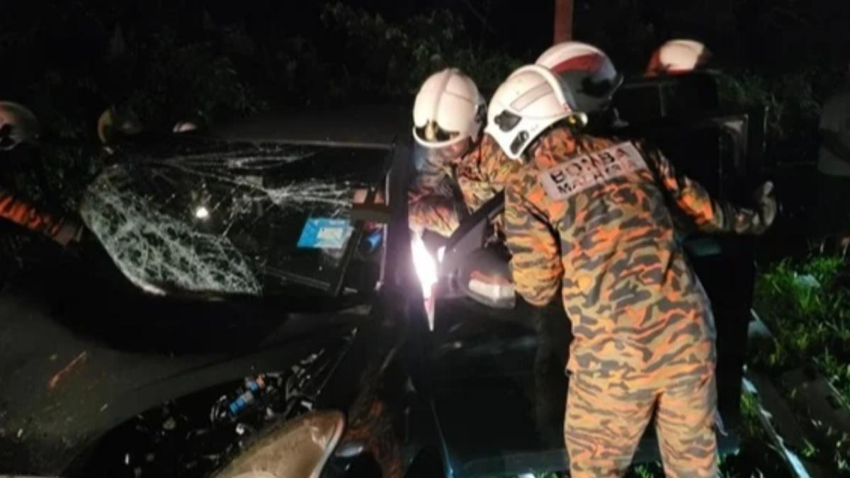 警消撬開車門，救出馬來西亞駕駛。（圖／翻攝自中國報）