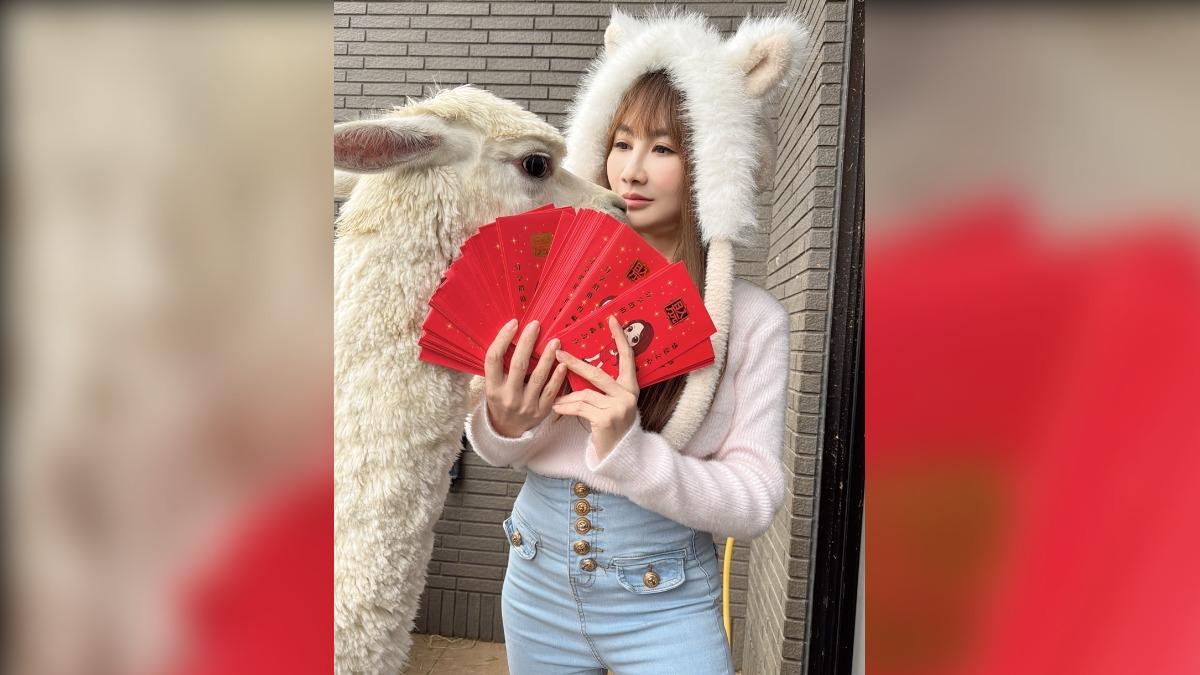「10億女星」酒駕當場遭逮!公園撿糞悔過 過年上街豪發紅包