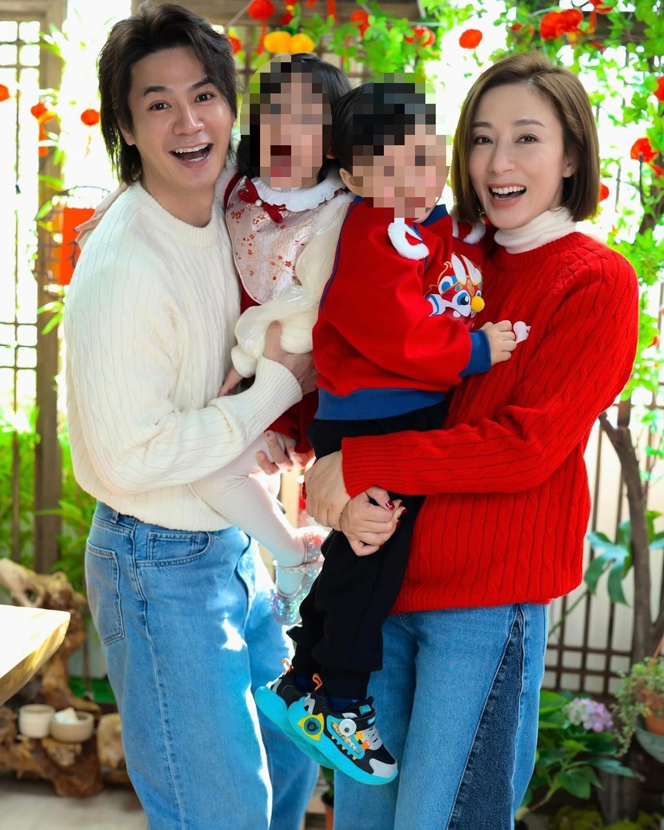 羅子溢與太太楊茜堯攜子女一同向粉絲拜年。(圖/翻攝自IG@lawhimmm)