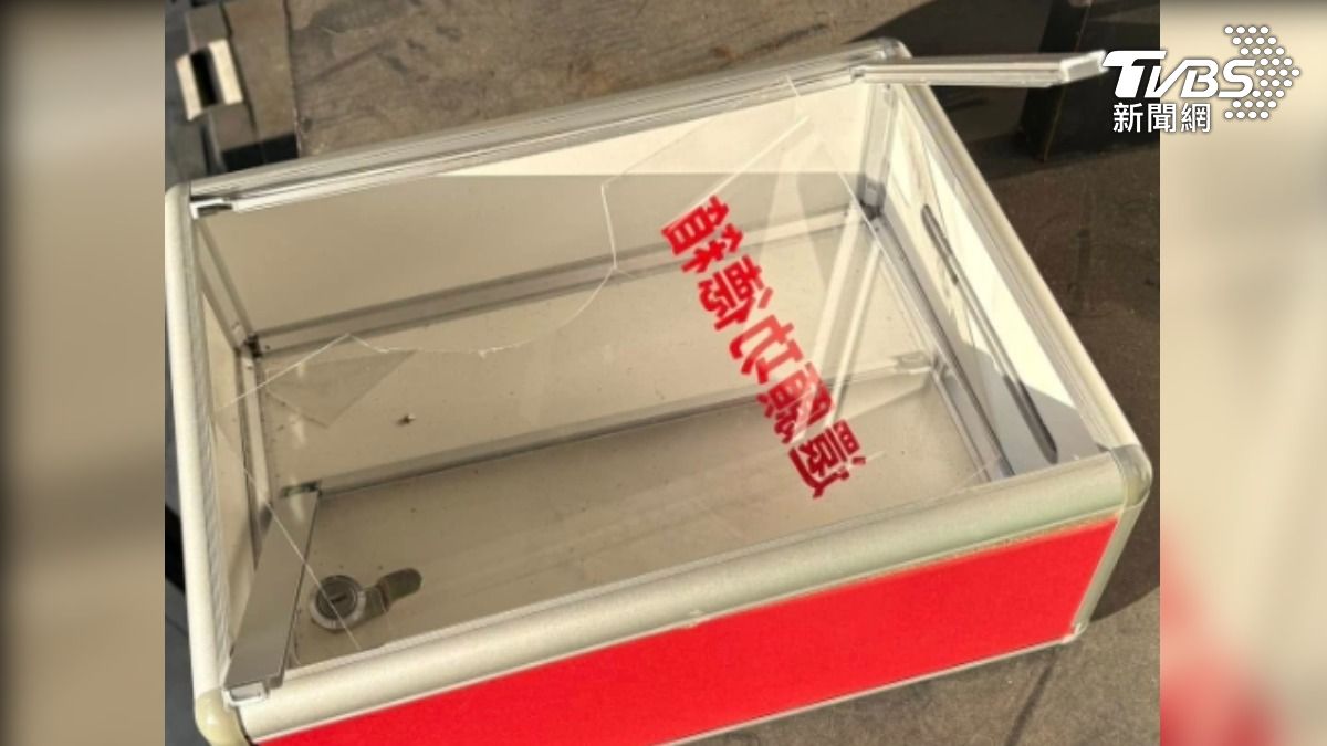 功德箱疑似被踩破。(圖/TVBS)