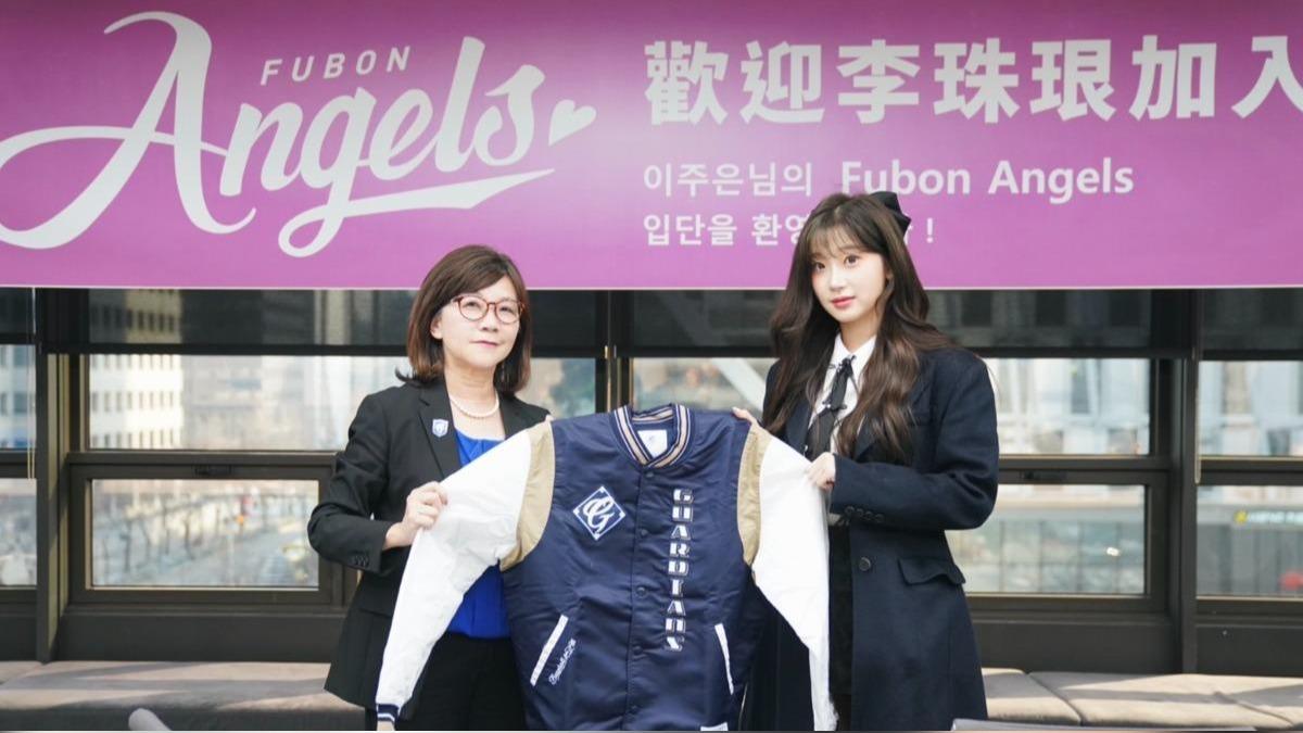 李珠珢成為第一位登上該典禮的啦啦隊女孩。(圖/翻攝自富邦悍將臉書)