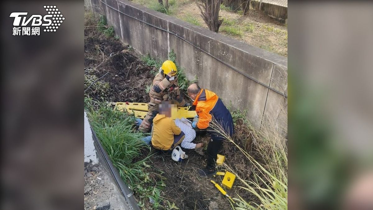 台南165縣道「騎士遭撞飛」摔進排水溝　送醫搶命宣告不治