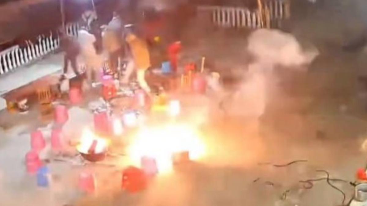 全場被鞭炮嚇壞竄逃。（圖／翻攝自微博）
