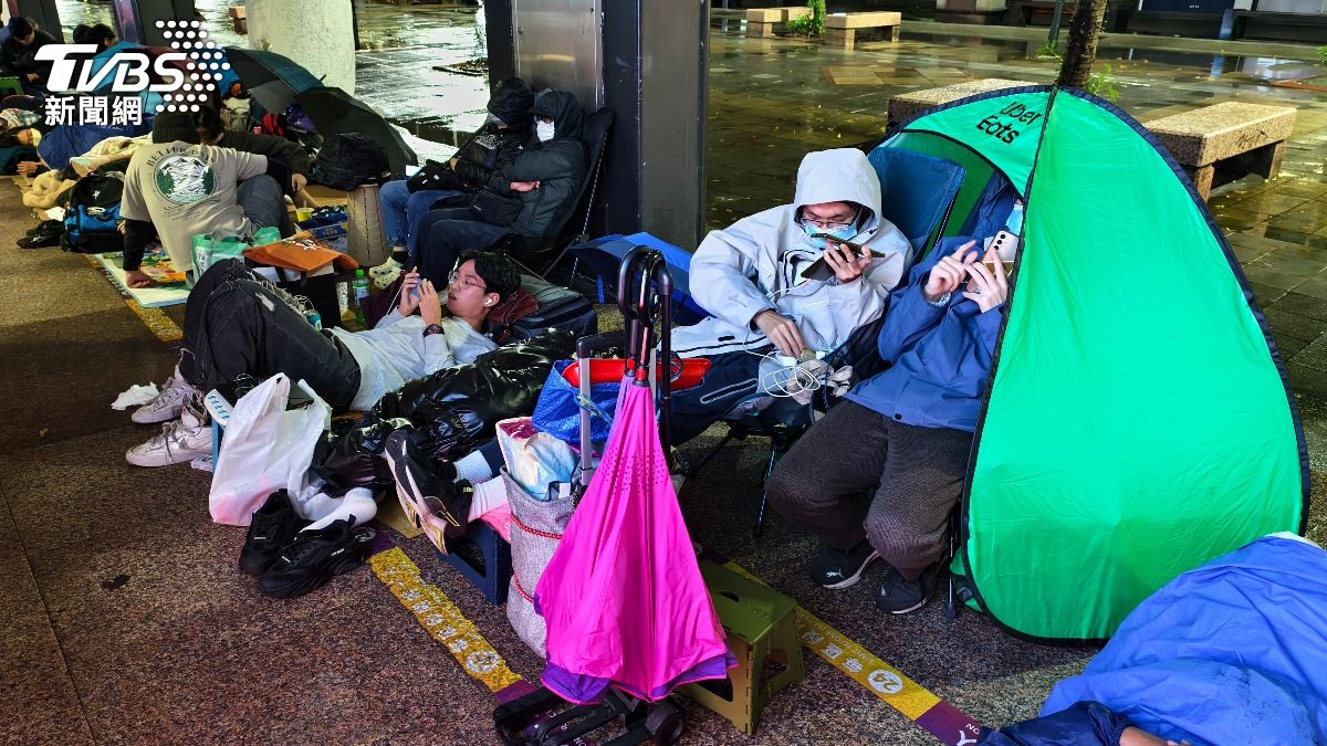 寶可夢粉漏夜排隊。（圖／陳冠宇攝）