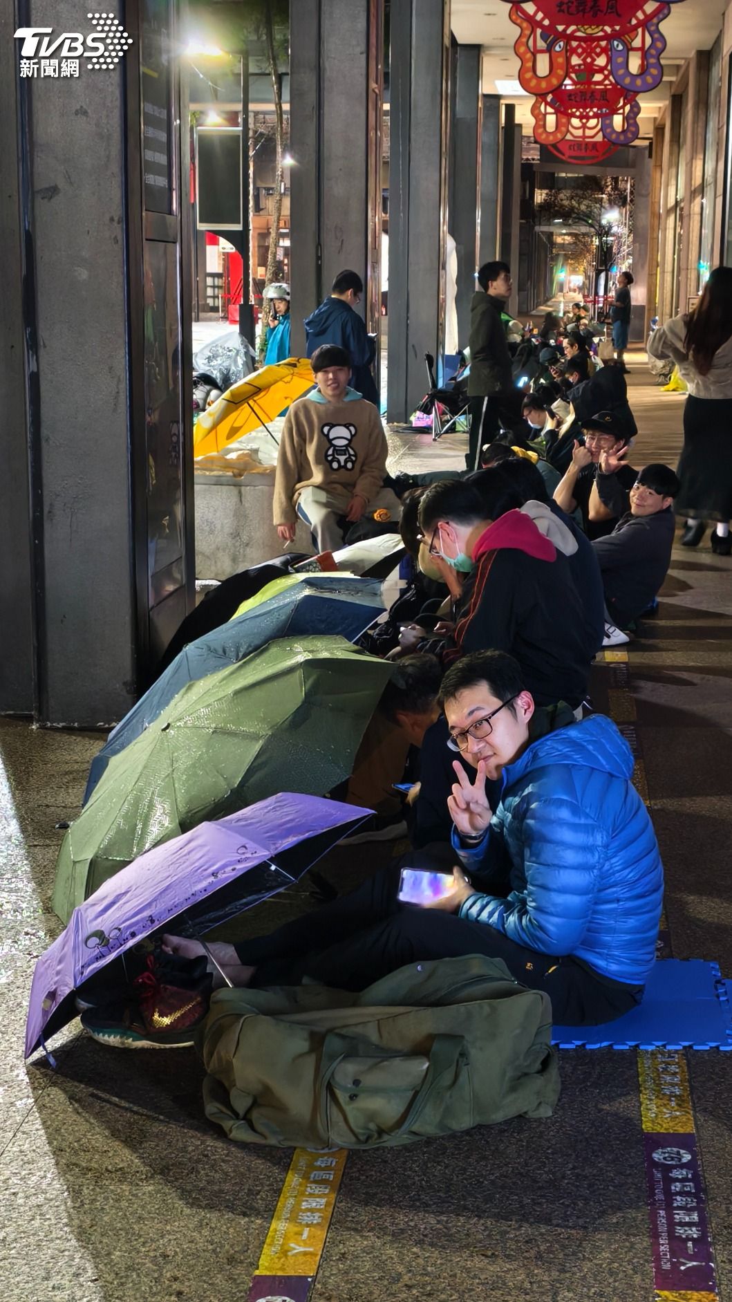 至今日凌晨0時許，現場排隊民眾已達74位。（圖／陳冠宇攝）