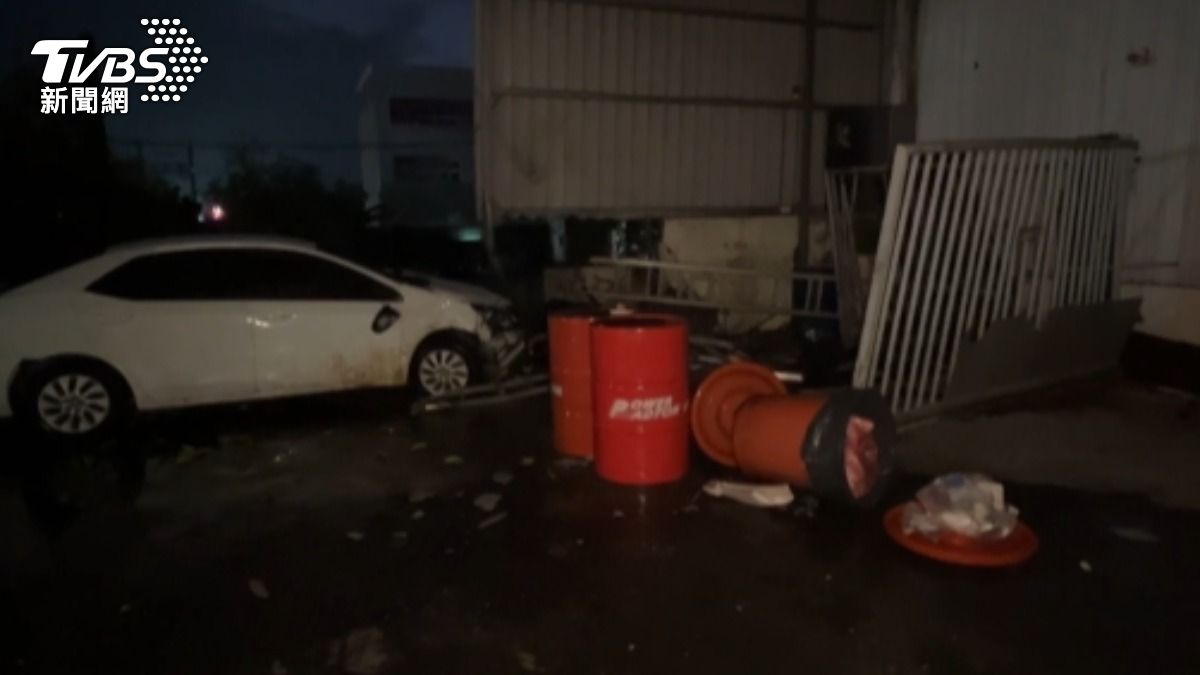 高雄男駕車撞爆工廠 民眾目擊驚:有人爬出車窗「跑了」