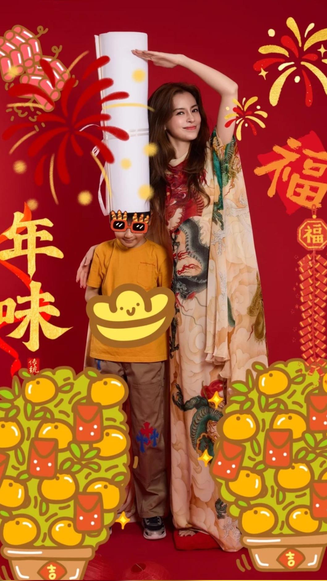 楊穎今年農曆年罕曬兒子正面樣。(圖/翻攝自微博)