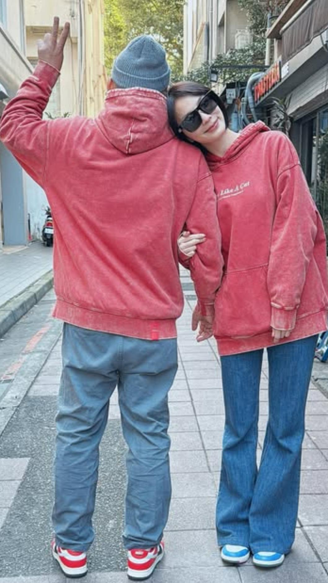 王嫚萱曬出夫妻合照放閃。(圖/翻攝自王嫚萱臉書)