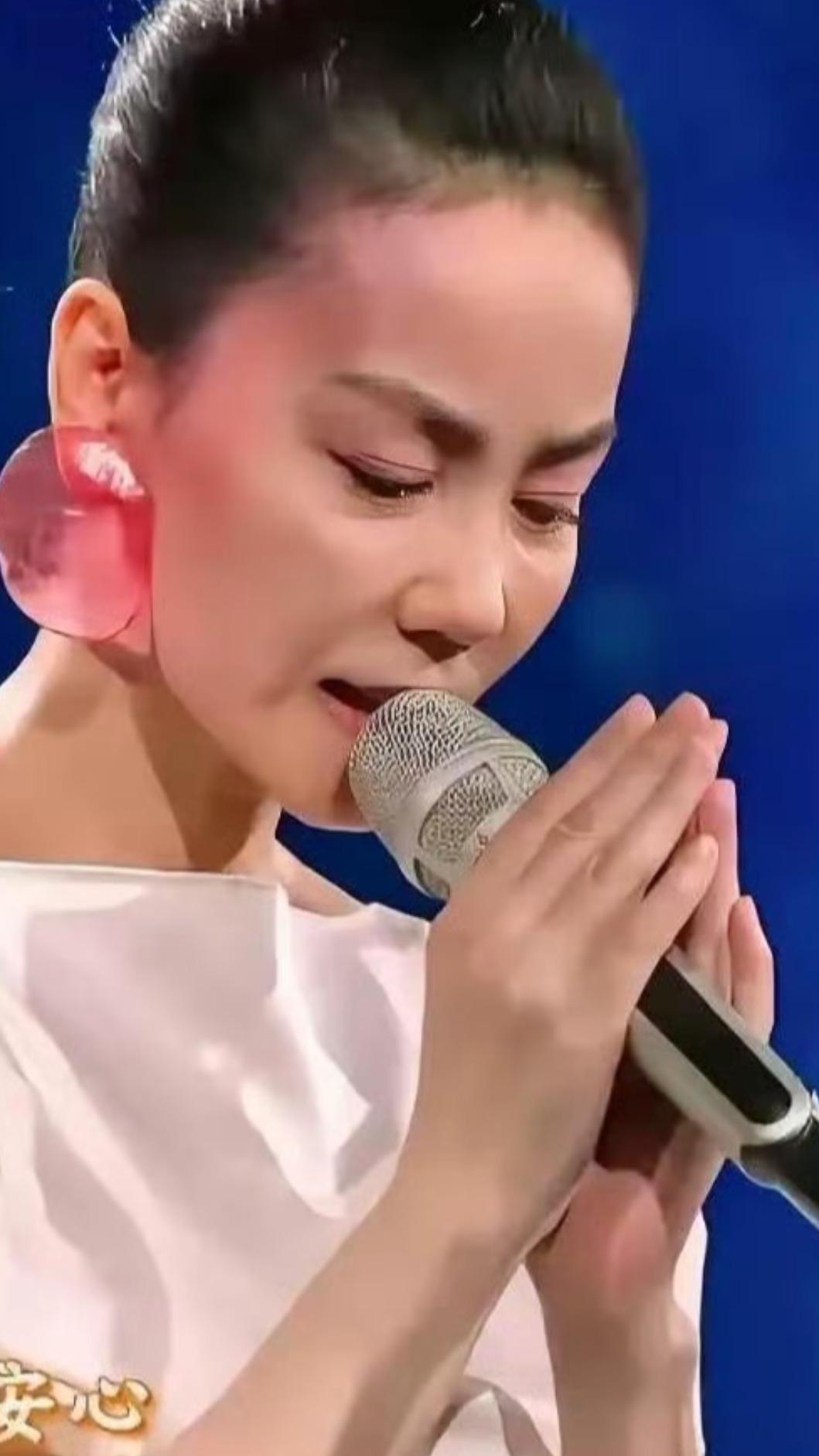 王菲最後雙手合十眼眶泛淚。(圖/翻攝自微博)