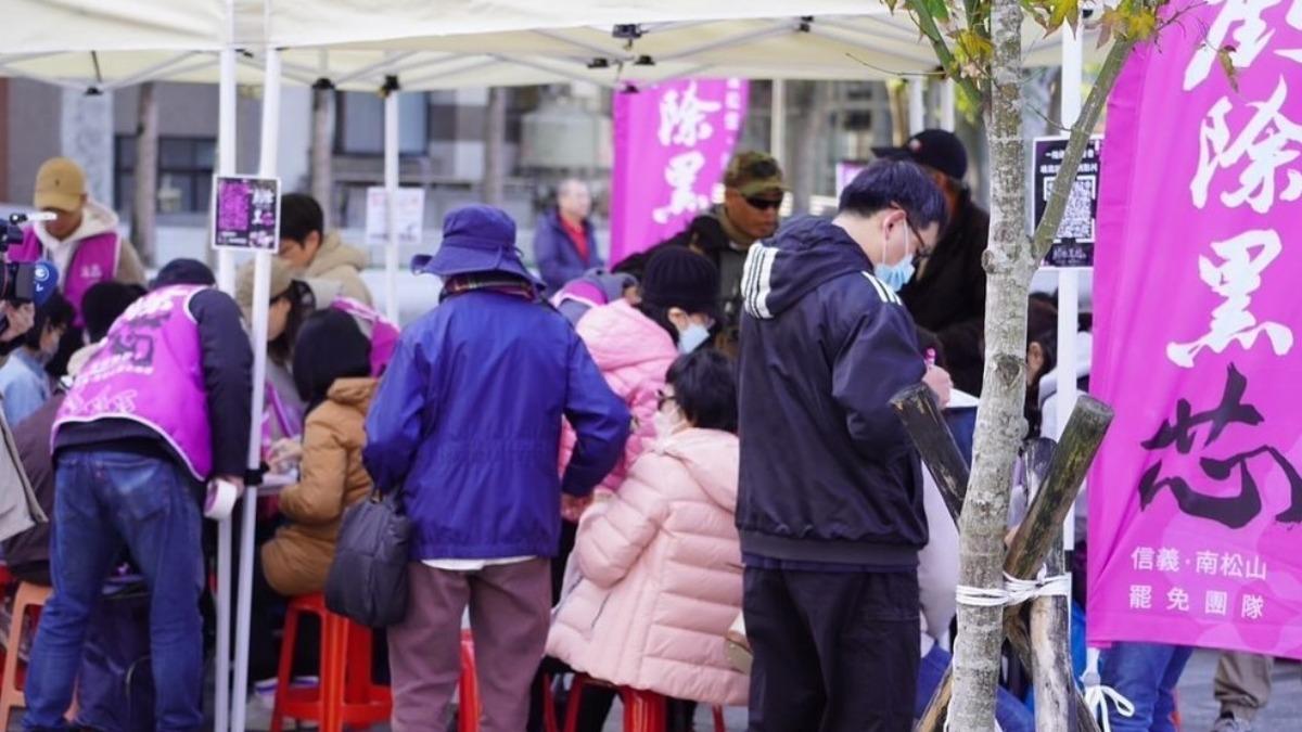 罷團擺攤狹路相逢徐巧芯? 吳靜怡喊會避開:她特別容易跌倒