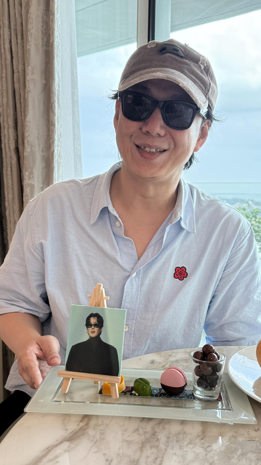 蕭煌奇已經在新加坡開工。(圖/華納音樂提供)