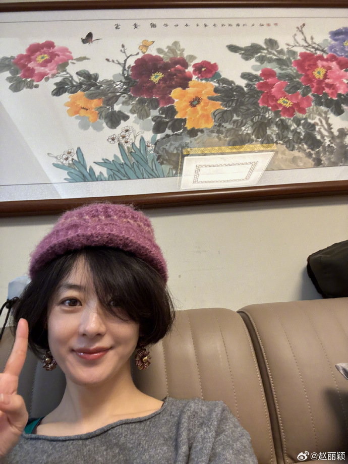 趙麗穎以俏麗短髮現身。(圖/翻攝自趙麗穎微博)