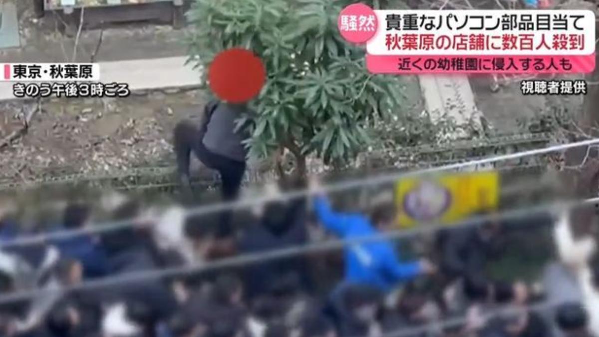 有2名疑似中國籍的男女甚至爬上了幼稚園的圍欄,試圖插隊。(圖/翻攝自NNN)