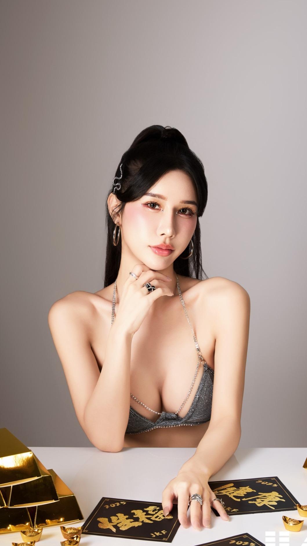 夢夢祝福大家2025要性福。(圖/JKF提供)