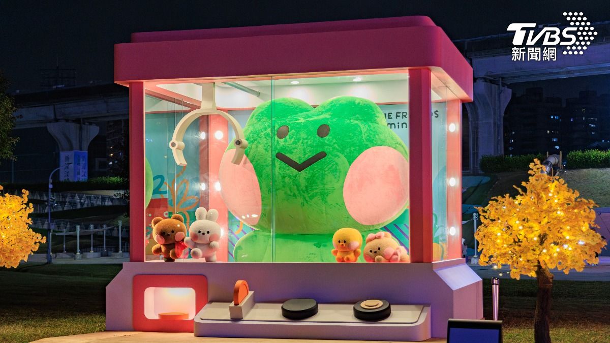 國際超高人氣IP Line Friends Minini 4米高大型夾娃娃機造型裝置。（圖／新北民政局）