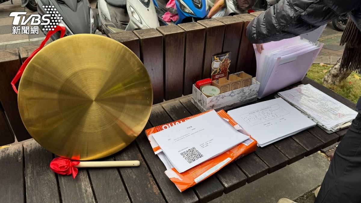 台中罷免藍委羅廷瑋的「敲羅行動」真的有鑼現身。(圖/翻攝自敲羅行動Threads)