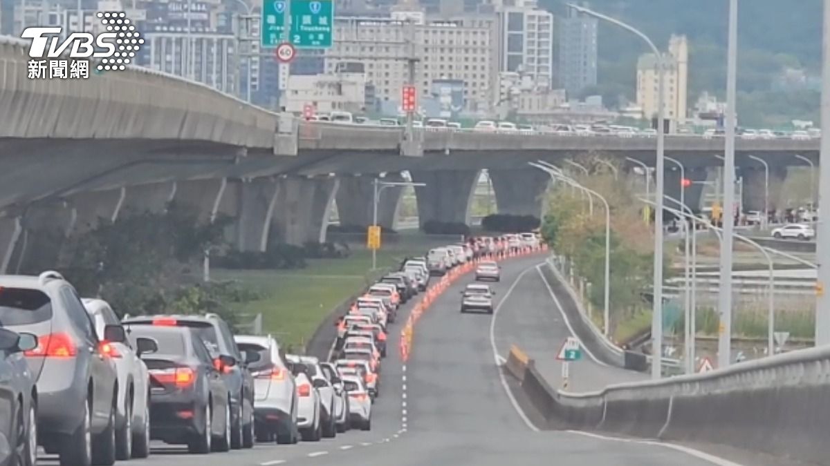 國道車潮湧現。(圖/TVBS)
