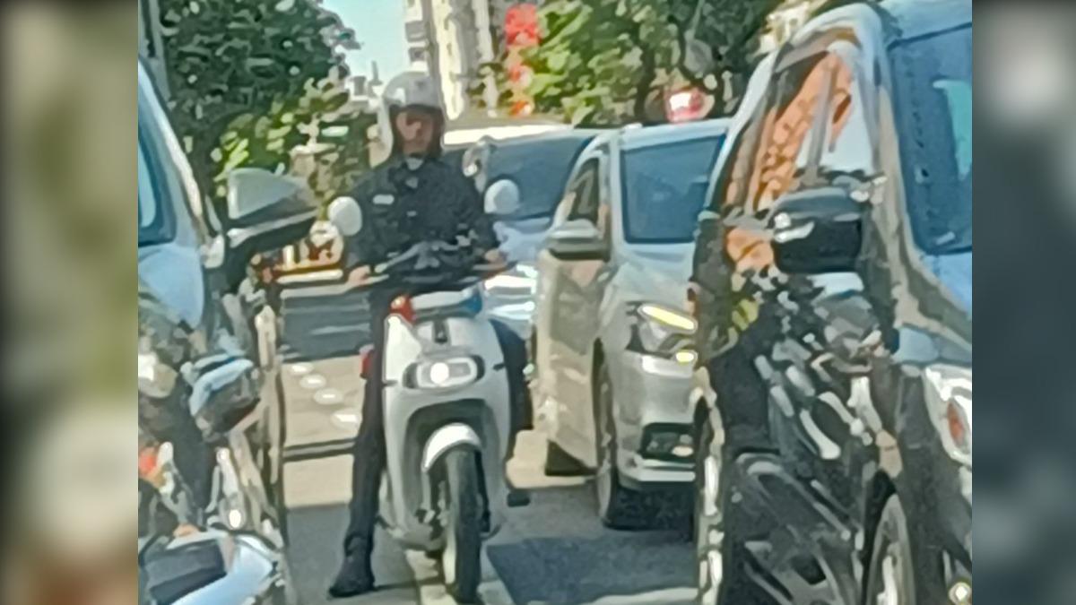 吳靜怡在臉書上貼出跟蹤員警的照片。(圖/翻攝自Grace Woo臉書)