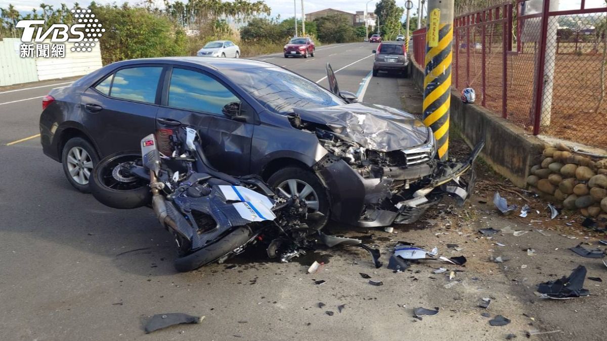 139縣道恐怖車禍!機車嵌進轎車右側 騎士臉部撕裂傷