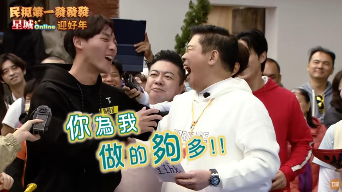 陳晨威被打後,沒有露出不悅表情。(圖/翻攝自「民視綜藝娛樂」YT頻道」)